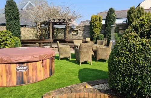 Caerleon Haus | 4 Bed Cottage - Sleeps 8 - Pets - Garden - Parking