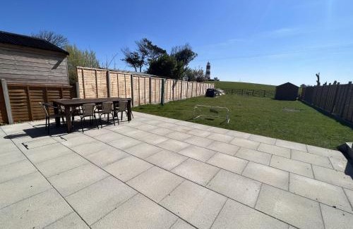 Happisburgh Haus | 4 bed house 50 yards from the beach & lighthouse