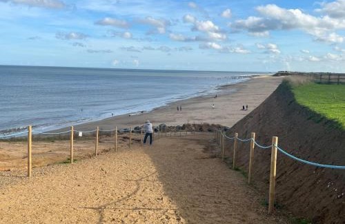 Happisburgh Haus | 4 bed house 50 yards from the beach & lighthouse