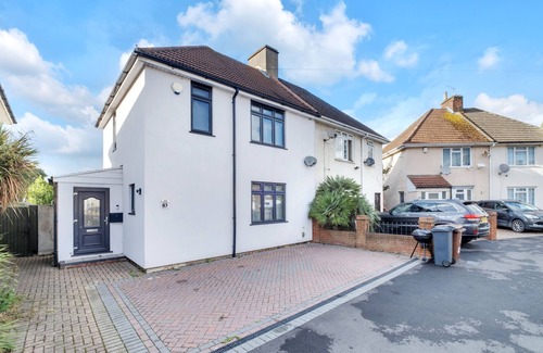 Becontree Haus | 4 Bed House-Garden-Parking-15 min Elizabeth Line