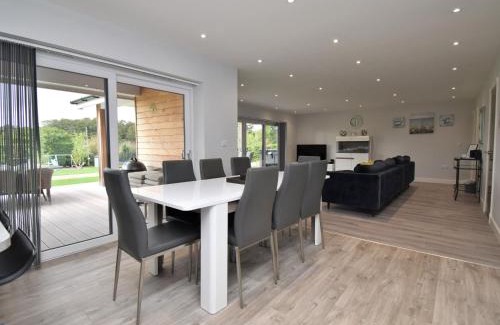 Felton Haus | 4 Bed in Oswestry 74110