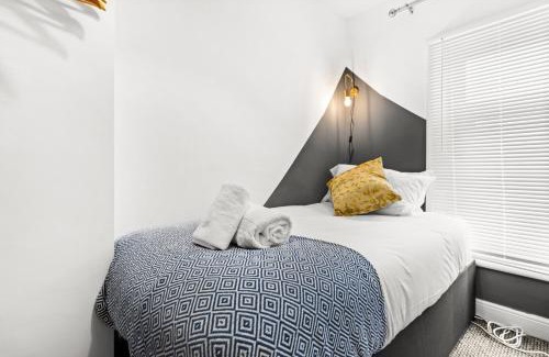 Margam Wohnung | 4 Bed - Town Centre - Smart TVs in Every Room