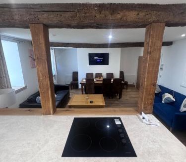 Builth Wells Haus | 4 Bedroom All En suite Central Townhouse Ideal for Groups