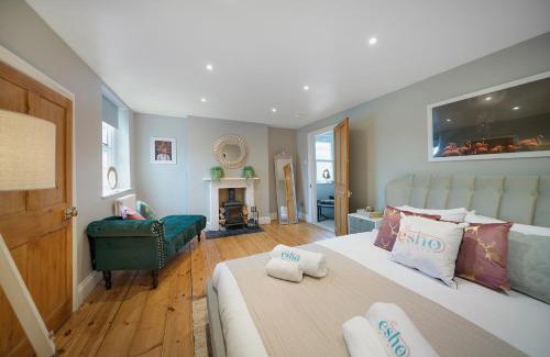 Gloucester Haus | 4 bedroom home with Garden, Game room, Parking- Esho Stays