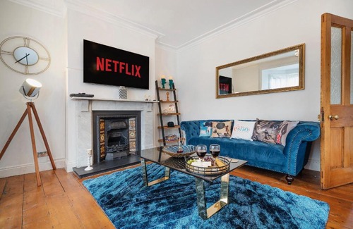 Gloucester Haus | 4 bedroom home with Garden, Game room, Parking- Esho Stays