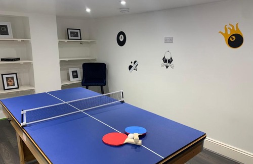 Gloucester Haus | 4 bedroom home with Garden, Game room, Parking- Esho Stays