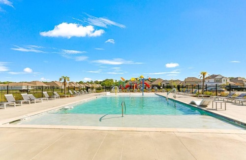 Shenandoah Haus | 4 bedroom home with neighborhood pool!