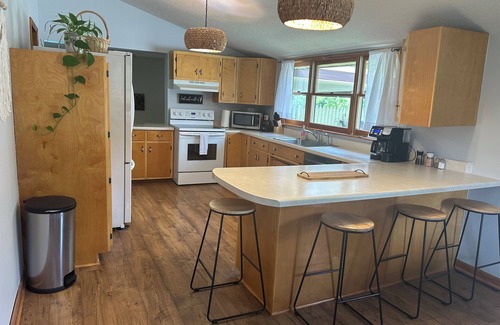 Lynchburg Haus | 4-bedroom house in marvelous Lynchburg with private inground pool and sauna