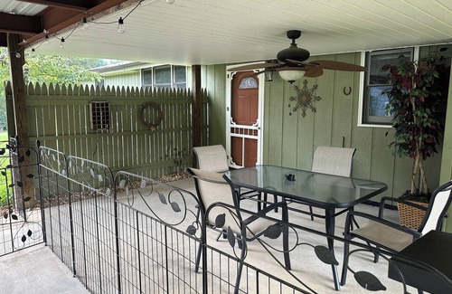 Lynchburg Haus | 4-bedroom house in marvelous Lynchburg with private inground pool and sauna