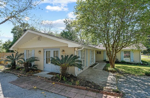 Bay St Louis Haus | 4-bedroom house in charming Bay St Louis, sleeps 12, 3 minutes to downtown. Wifi