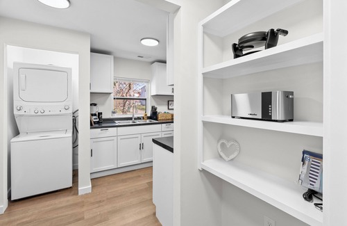 Lansing Haus | 4-bedroom house in wonderful Lansing with AC, WiFi