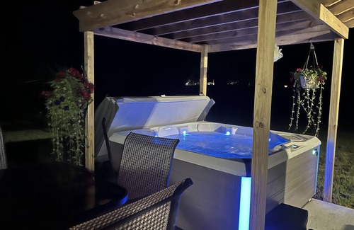 Bellefontaine Haus | 4-Bedroom in Lower Level with Hot Tub & Kitchenette