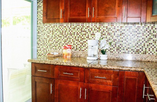 Sunrise Haus | 4-bedroom pool house in peaceful Sunrise with AC, WiFi, King bed