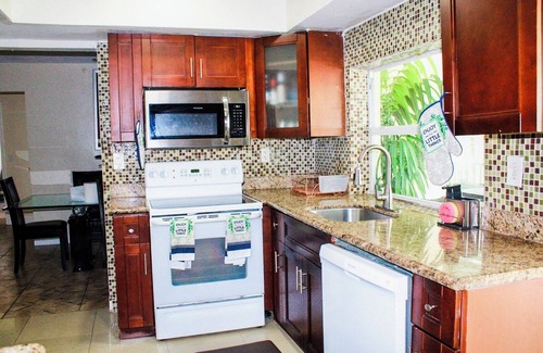 Sunrise Haus | 4-bedroom pool house in peaceful Sunrise with AC, WiFi, King bed