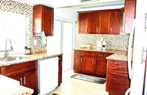 Sunrise Haus | 4-bedroom pool house in peaceful Sunrise with AC, WiFi, King bed