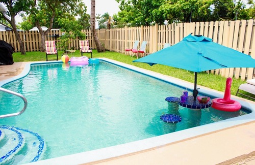 Sunrise Haus | 4-bedroom pool house in peaceful Sunrise with AC, WiFi, King bed