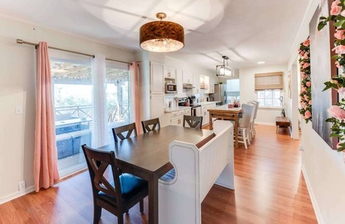 Northport Haus | 4 Bedrooms! Ping Pong, Basket Ball, Games, Large Covered Deck, Crimson House