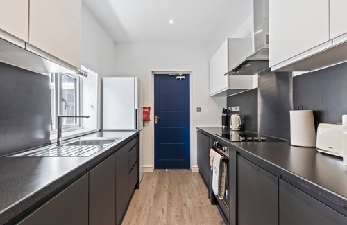 Stoke-on-Trent Haus | 4 Beds | 3 Bath(2-ensuites)| Free Parking | 75Mbps