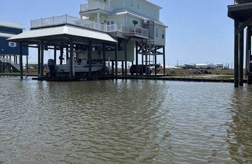 Cocodrie Haus | 4 floor costal home - large outdoor entertainment & cooking area - pool splash