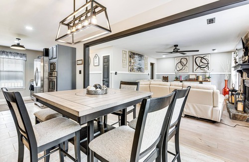 Church Street Hütte | 4 Mi to Airport: Atlanta Home w/ Deck & Hot Tub