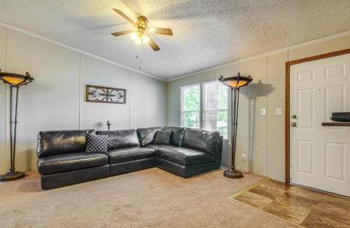 Lebanon Haus | 4 Mi to Bennett Spring SP Dog-Friendly Home!
