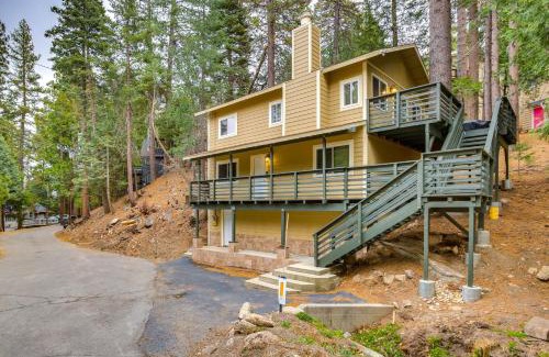 Twin Peaks Haus | 4 Mi to Lake Arrowhead Cabin with Grill and Deck!