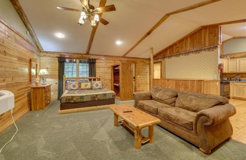 Sylvan Shores Haus | 4 Mi to Lake Wooded Log Cabin in Eureka Springs!