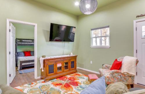 Guthrie Haus | 4 Mi to Lazy E Arena Horse Lovers Haven with Grill