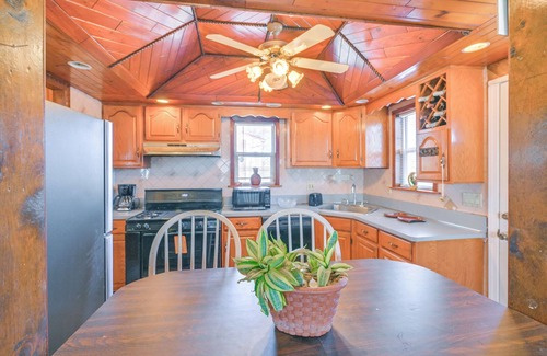 West Babylon Haus | 4 Mi to LIRR Station: 'Nice Home' in West Babylon!