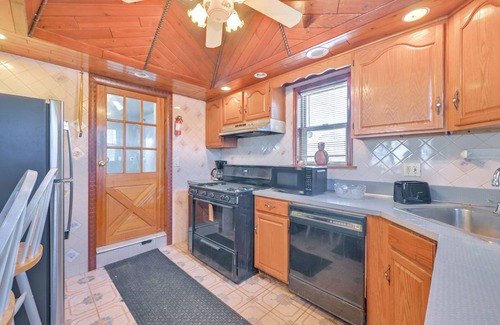 West Babylon Haus | 4 Mi to LIRR Station: 'Nice Home' in West Babylon!