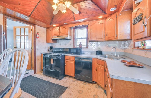 West Babylon Haus | 4 Mi to LIRR Station: 'Nice Home' in West Babylon!