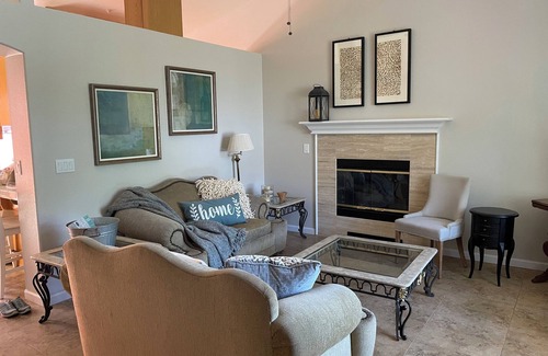 North Auburn Haus | 4 Queen Beds easy access to 49 & 80