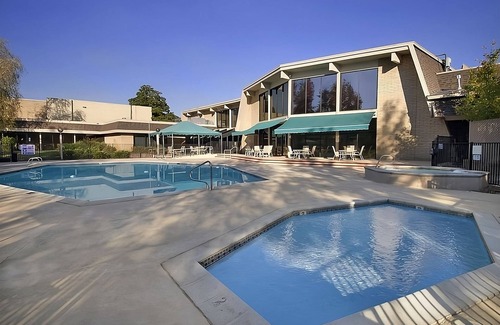 Redding Resort | 4 Relaxing Units! Outdoor Pool, Parking, Pets Allowed, Near River Side Park!