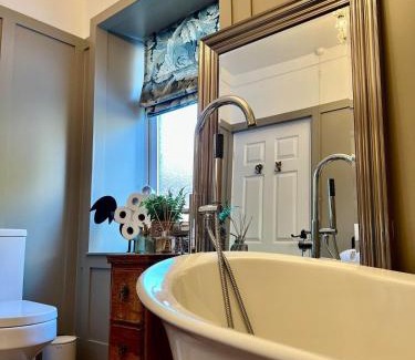 Pontsticill Haus | 4 Scenic Stone Cottage with BBQ Hut & Garden in Brecon Beacons National park