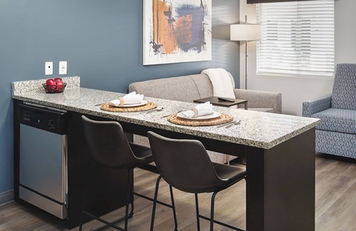 Lithia Springs Hotel | 4 Spacious Comfortable Suites Near CNN Center - Pet-Friendly Options Available