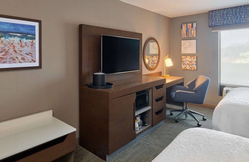 Smithfield Hotel | 4 Units | Free Parking & Breakfast – Walk to Bryant, 10 Min to Twin River