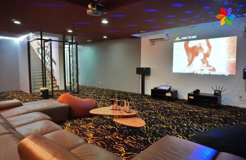 Subang Jaya Villa | 40P, Subang Villa with Pool/BBQ/Karaoke/Meeting