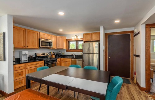 Carrabassett Valley Eigentumswohnung | 4B/2.5Ba Sugarloaf Snowbrook Condo - Ski In/Out end unit - Great Location!