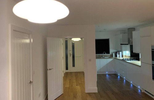 South Ockendon Haus | 4Bed House - Direct links into Central London