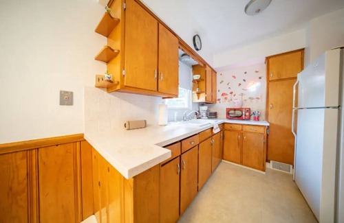 Cuyahoga Falls Haus | 4BedR Sleeps 12 Central Location & Pet-Friendly