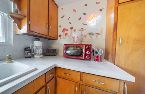 Cuyahoga Falls Haus | 4BedR Sleeps 12 Central Location & Pet-Friendly
