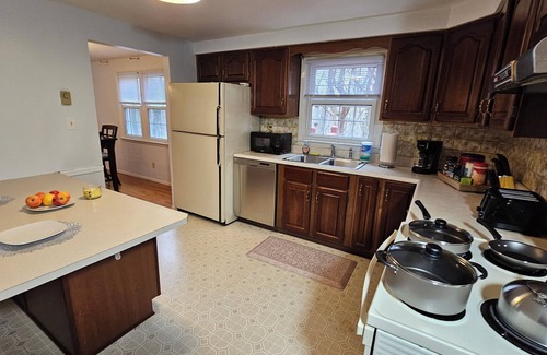 Murrysville Haus | 4BR, 2.5 bath, 2 Garage, large deck and office space in Murrysville PA