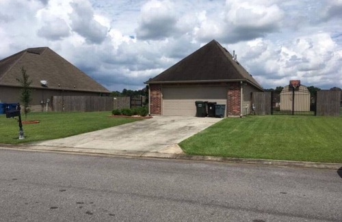 Gonzales Haus | 4BR 2BA Family Home On a Lake (Entire House)