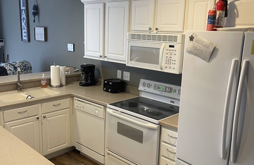 Camdenton Eigentumswohnung | 4BR / 3BA Luxus Seeseite, Penthouse Executive Clearwater Condo w / 12x32 Bootsschein