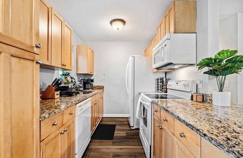 West Palm Beach Villa | 4BR Bio Hackers Retreat - Sauna - Cold Plunge - Hot Tub - Pool - Down Town 5mins