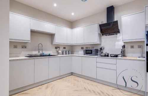 Birmingham City Centre Wohnung | 4BR Birmingham Apt with Parking, Arcade Games & Wi-Fi
