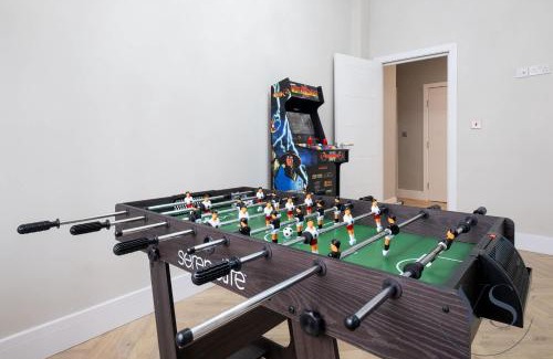 Birmingham City Centre Wohnung | 4BR Birmingham Apt with Parking, Arcade Games & Wi-Fi