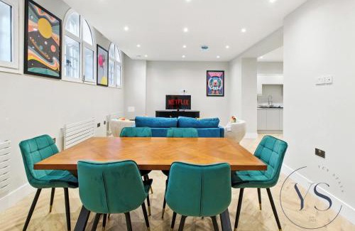 Birmingham City Centre Wohnung | 4BR Birmingham Apt with Parking, Arcade Games & Wi-Fi