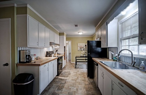 Jackson Haus | 4BR City Retreat w/ Fire Pit, BBQ & Free Parking