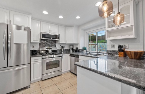 Bonita Wohnung | 4BR Oasis with Spa in Bay Terraces